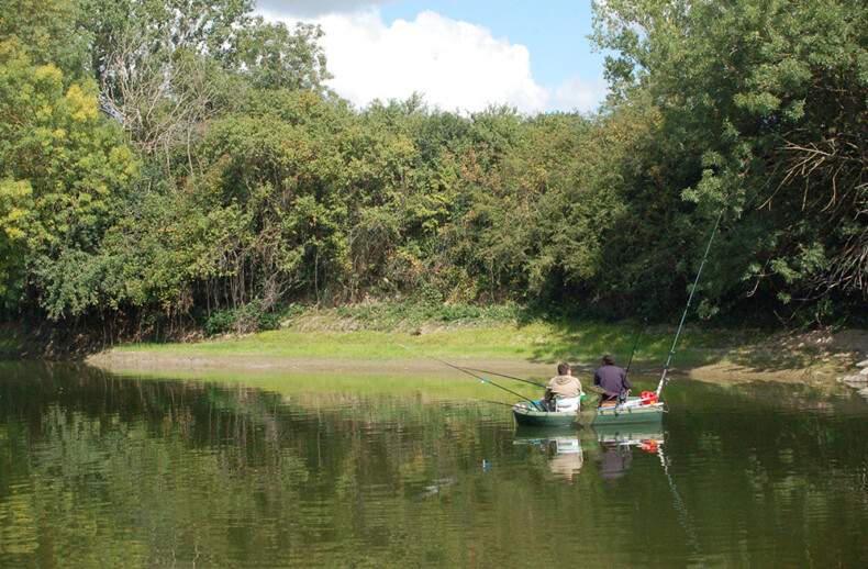 Deux pêcheurs profitant du cadre du Louet