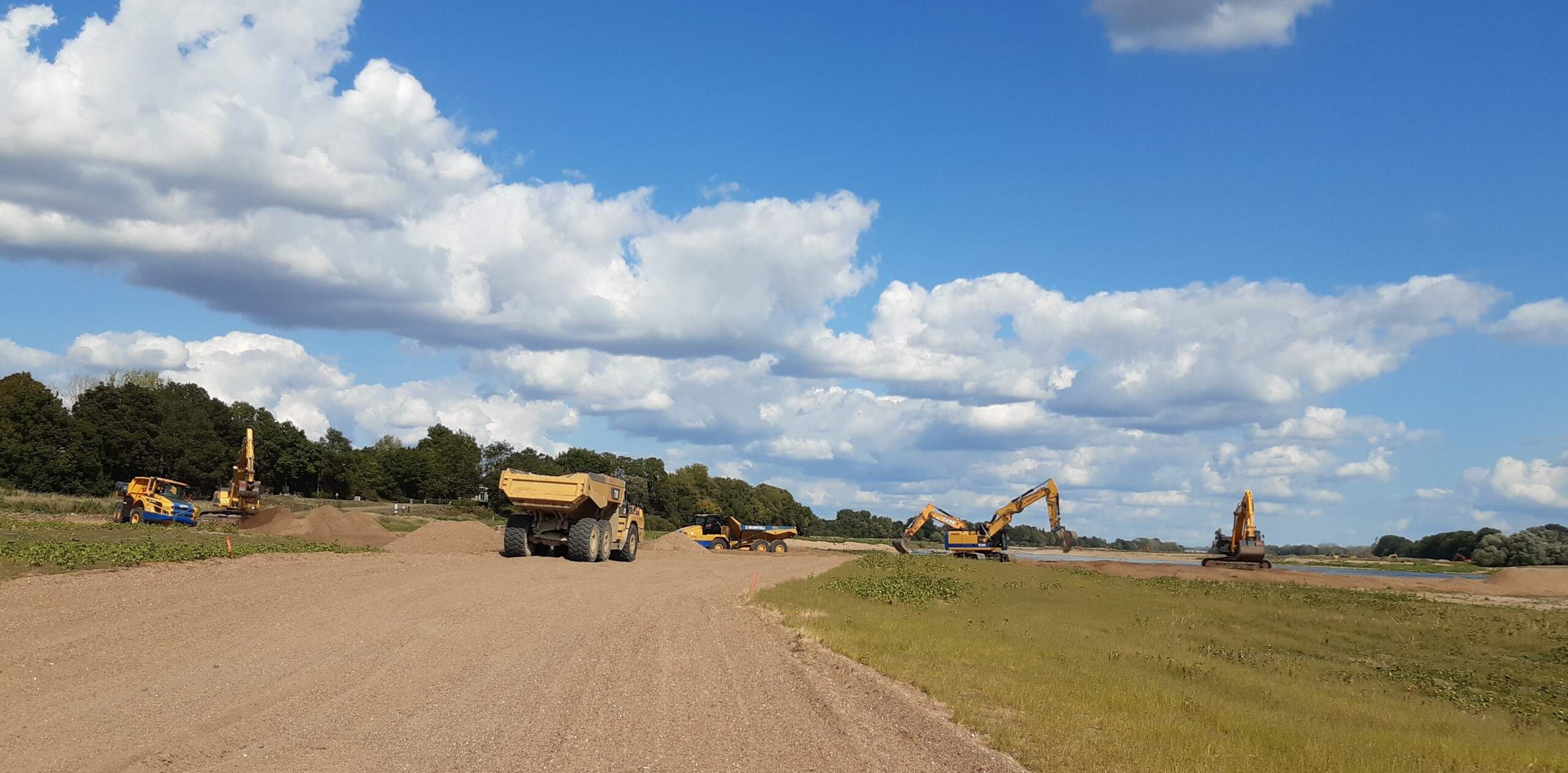 Pelles et tombereaux travaillant sur les berges