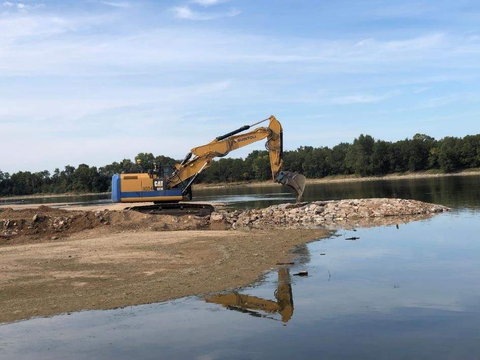Pelle remodelant le musoir d'un épi, dans le secteur de Montjean