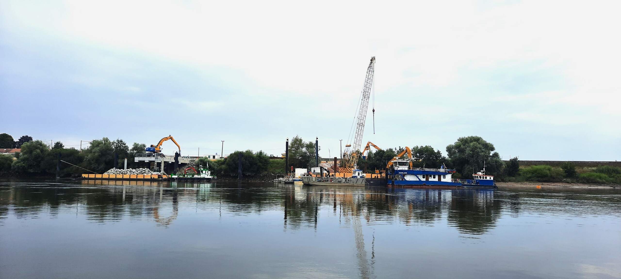 Estacade de l'Officière et ponton logistique vus depuis la Loire
