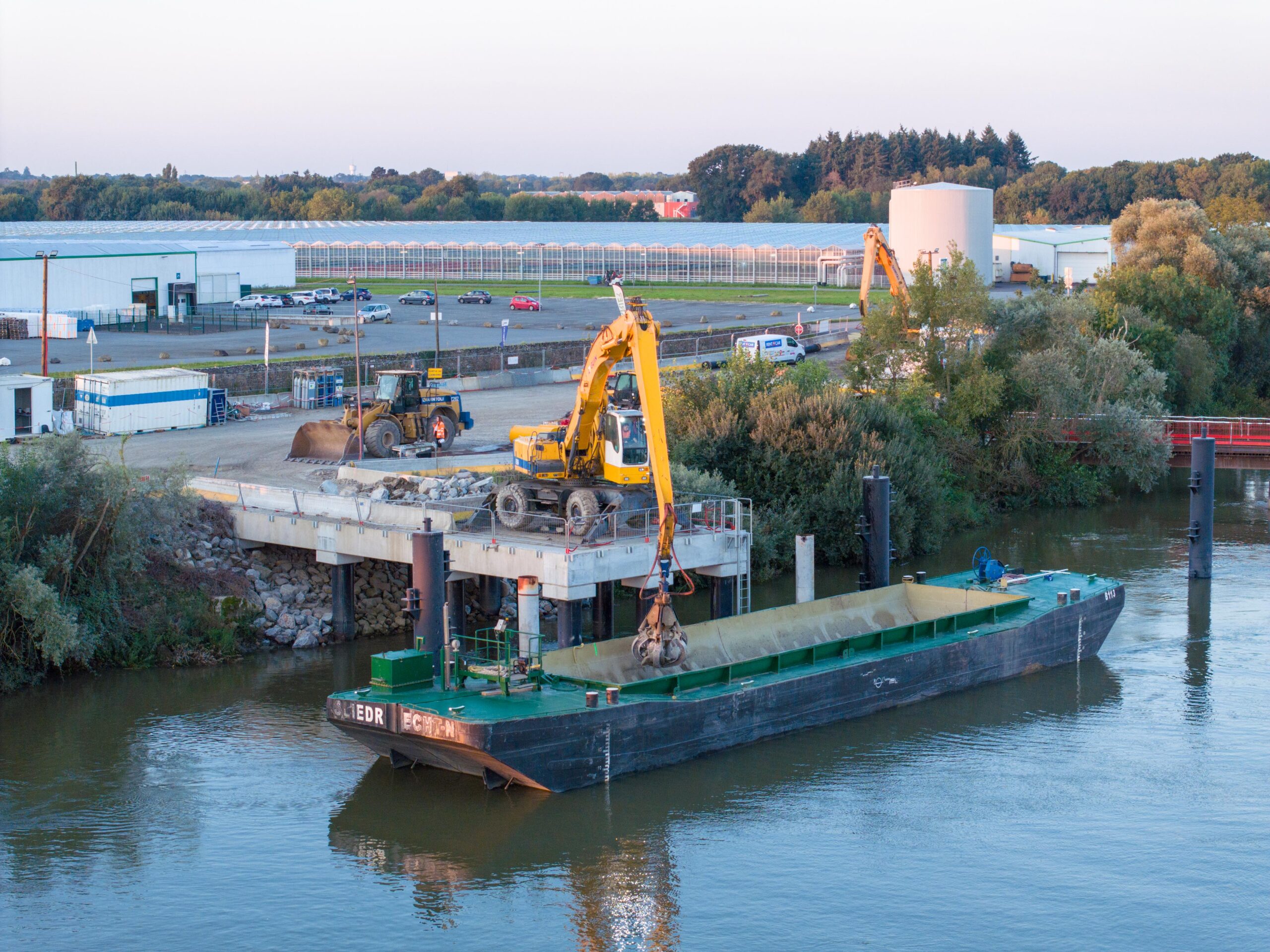 déchargement des enrochements transférés par voie fluviale