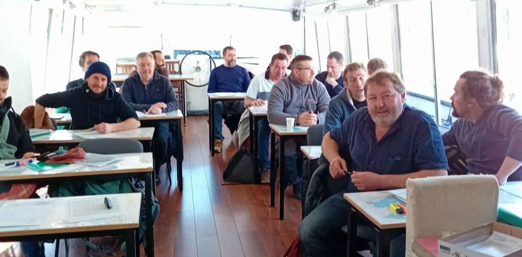Eleveurs et pêcheurs professionnels en formation pour le pilotage des bacs de Loire - mars 2025