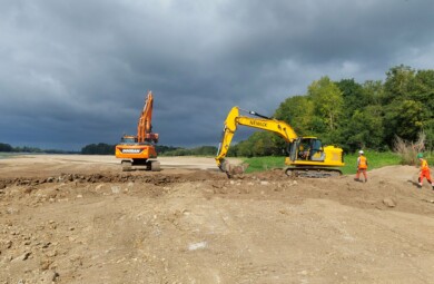 Travaux de remodelage d'épis à la pelle mécanique