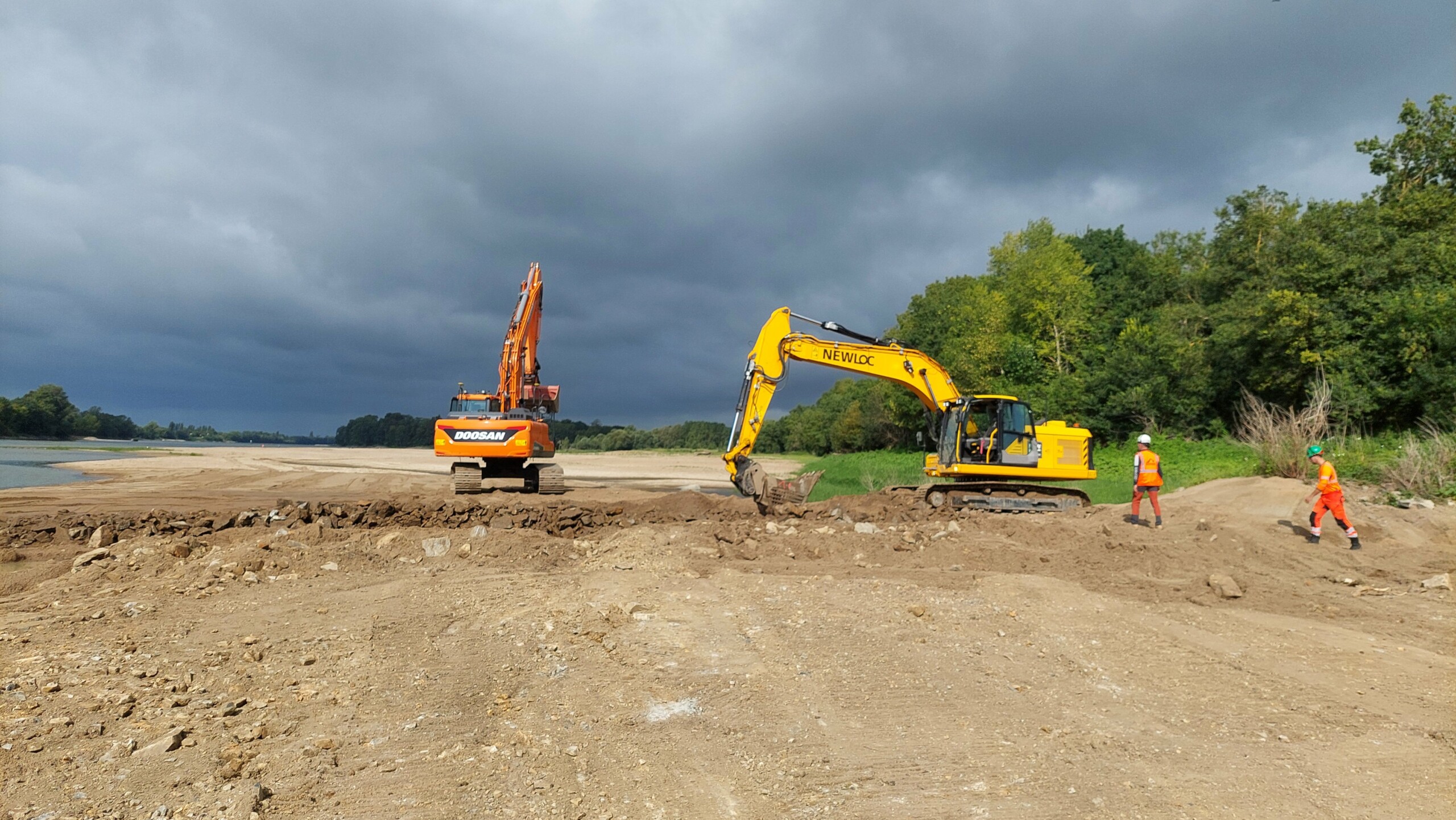 Travaux de remodelage d'épis à la pelle mécanique